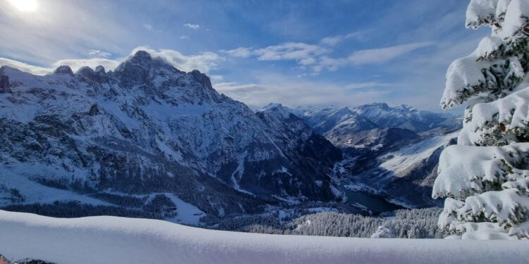 Non accetta un gruppo di turisti sulle Dolomiti