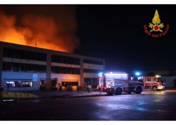 Vasto incendio all'interno di un capannone industriale