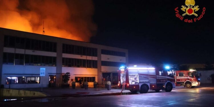 Vasto incendio all'interno di un capannone industriale