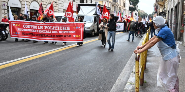 In piazza anche i Cobas con gli studenti