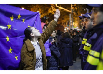 In migliaia in piazza contro sospensione negoziati di adesione