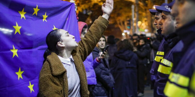 In migliaia in piazza contro sospensione negoziati di adesione