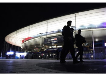 Intervengono gli agenti per placare le tensioni allo stadio