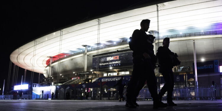 Intervengono gli agenti per placare le tensioni allo stadio