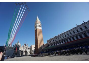 Il saluto della pattuglia acrobatica al presidente Mattarella