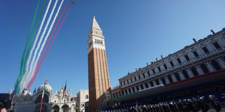 Il saluto della pattuglia acrobatica al presidente Mattarella