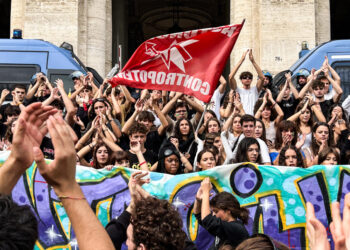 In piazza studentesse Unige incatenate per centro antiviolenza