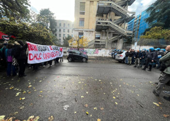 Collettivi in corteo verso presidio studenti di destra bloccati