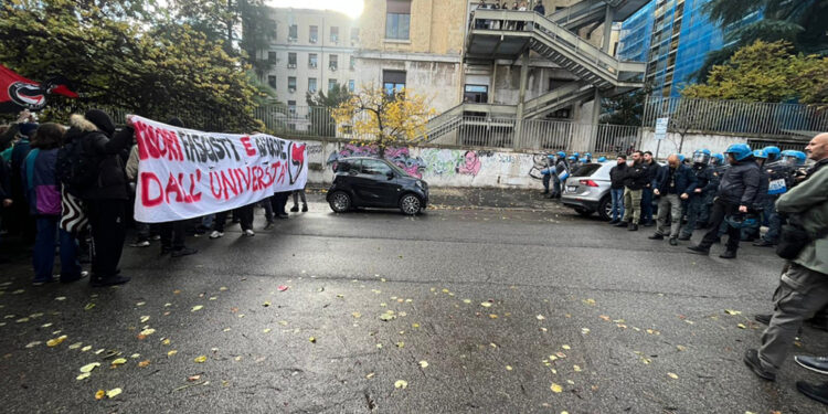 Collettivi in corteo verso presidio studenti di destra bloccati