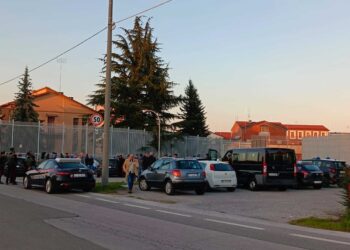 Un detenuto è sceso dal tetto dopo aver inscenato una protesta