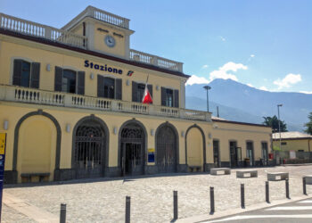 Motrice su binario sbagliato finisce contro paraurti ferroviario