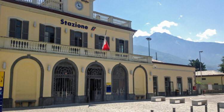 Motrice su binario sbagliato finisce contro paraurti ferroviario