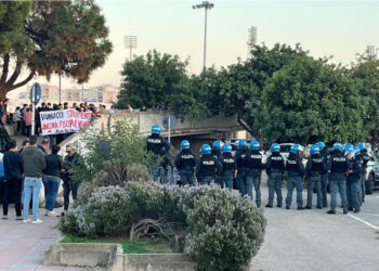 Una cinquantina di manifestanti con striscioni e bandiere