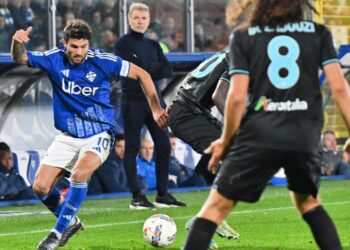 Cutrone in azione contro la Lazio (foto Roberto Colombo)