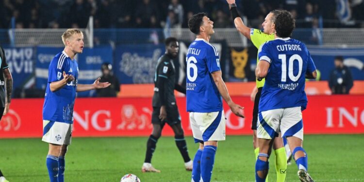 L'espulsione di Braunoder durante la gara con la Lazio (foto Roberto Colombo)