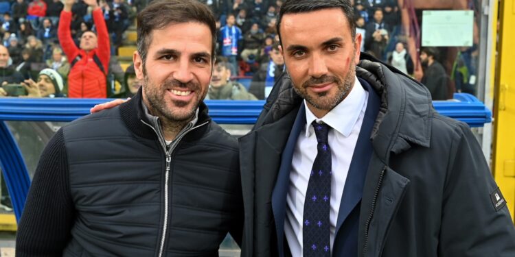 Cesc Fabregas con l'allenatore della Fiorentina Raffaele Palladino (foto Roberto Colombo)