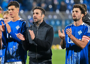 Mister Cesc Fabregas e i suoi giocatori sotto la curva a fine partita (foto Roberto Colombo)