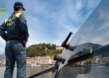 Barca in avaria sul Lago di Como