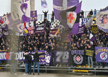 I tifosi della Fiorentina nella parte della curva non agibile (foto Roberto Colombo)