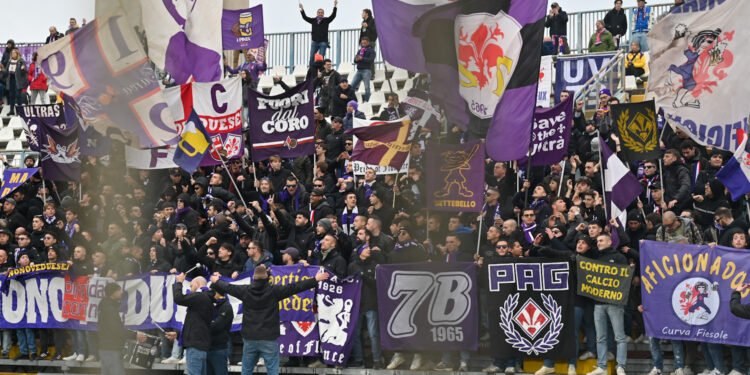 I tifosi della Fiorentina nella parte della curva non agibile (foto Roberto Colombo)