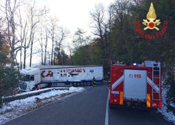 Tir incastrato in un tornante a Bellagio, intervento dei vigili del fuoco