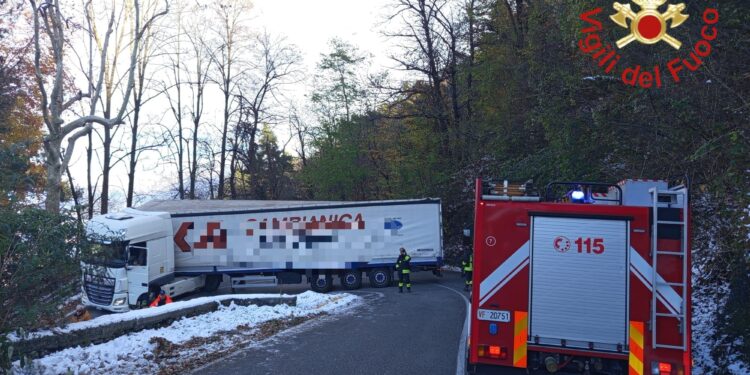 Tir incastrato in un tornante a Bellagio, intervento dei vigili del fuoco