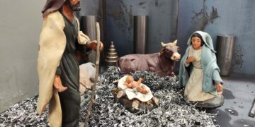 La Natività fra i trucioli e pezzi in acciaio della tornitura