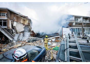 Palazzina esplosa e poi crollata di notte. Almeno 3 feriti