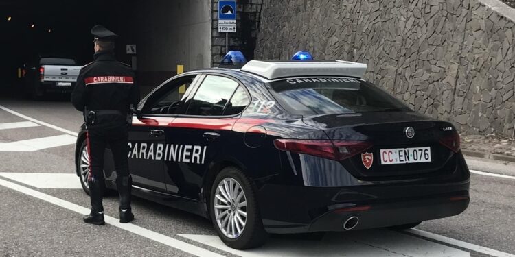 I carabinieri cercano un furgone di colore chiaro