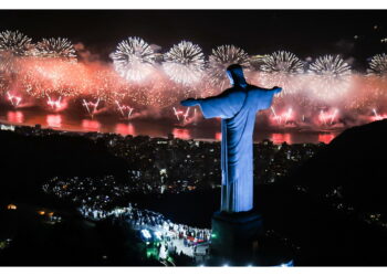 Attesa per lo spettacolo di fuochi d'artificio a Rio de Janeiro