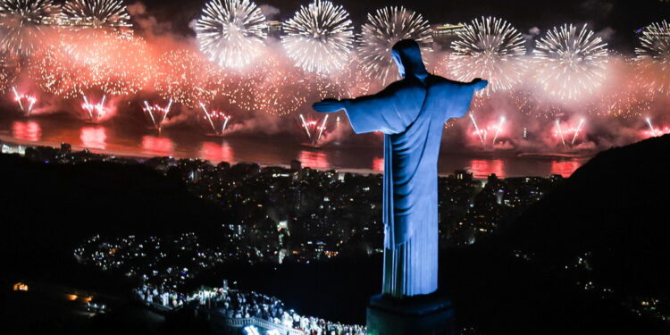 Attesa per lo spettacolo di fuochi d'artificio a Rio de Janeiro