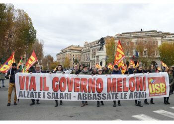 Fuochi d'artificio davanti sede aeronautica e ministero Salvini