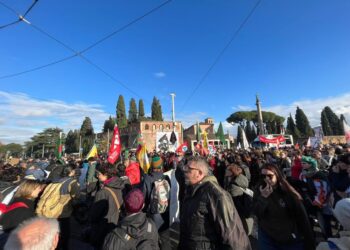 Petardi contro la vetrina di un supermercato