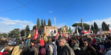 Petardi contro la vetrina di un supermercato