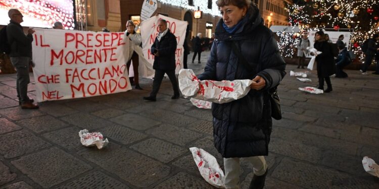 Associazioni allestiscono il 'presepe morente'