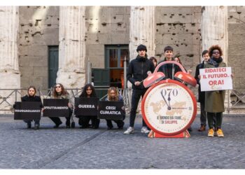 Flash mob a Roma in piazza di Pietra della Generazione Z