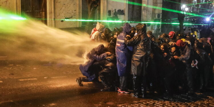 Media: 'A Tbilisi e Kutaisi manifestano anche i professori'