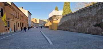 A via di San Teodoro ora ampio marciapiede e sanpietrini