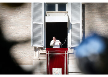 All'Angelus esprime i suoi "auguri di pace ai fratelli ebrei"