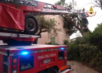 Una persona portata in codice rosso in ospedale