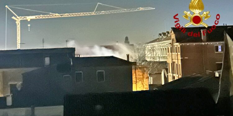 Le fiamme sono partite da un macchinario per cantiere