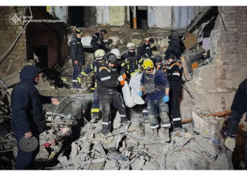 Edificio in fiamme dopo l'attacco