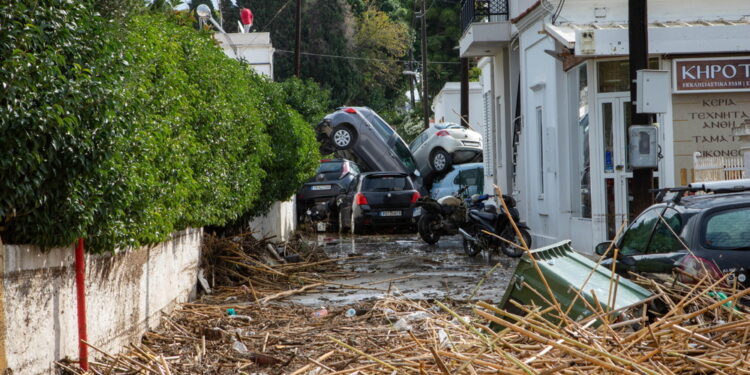 Automobilista caduto in un fossato per schiavare caduta di massi