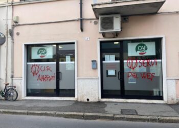 Scritte contro il sindacato e il Wef