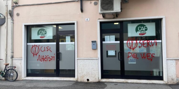 Scritte contro il sindacato e il Wef