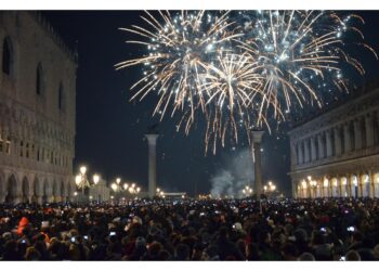 Divieto bibite in bottiglie di vetro e spray al peperoncino