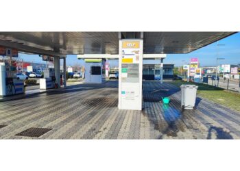 Tre banditi con pistola in azione a distributore di carburanti