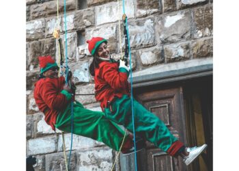 Sindaca di Firenze vestita da elfa. Caramelle ai bambini