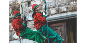 Sindaca di Firenze vestita da elfa. Caramelle ai bambini