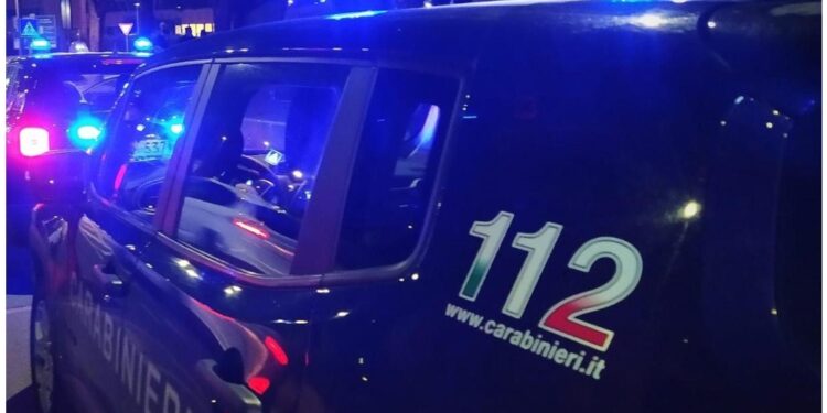 Cadavere di un uomo. Sul posto carabinieri e medico legale